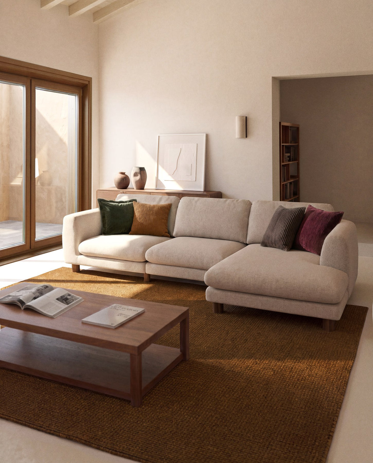 4-Sitzer Sofa Vera von Kave Home in Beige mit Chaiselongue links, Beinen aus massivem Eschenholz mit Nussbaum-Finish und Filzgleitern.