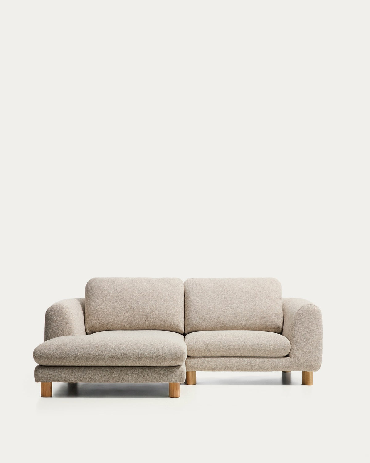 Beiges 3-Sitzer Sofa Vera mit Chaiselongue links, Bezug aus Gewebe, Beine aus massivem Eschenholz mit natürlichem Finish, Armlehnen und Rückenkissen.