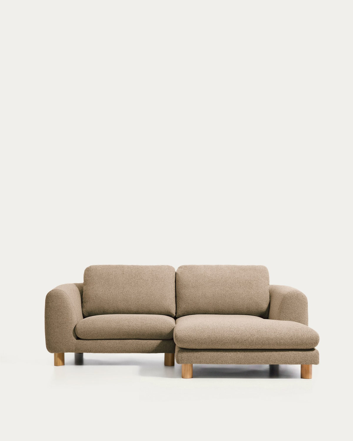 Hellbraunes 3-Sitzer Sofa Vera mit Chaiselongue rechts, gepolsterten Armlehnen und sichtbaren Beinen aus massivem Eschenholz.