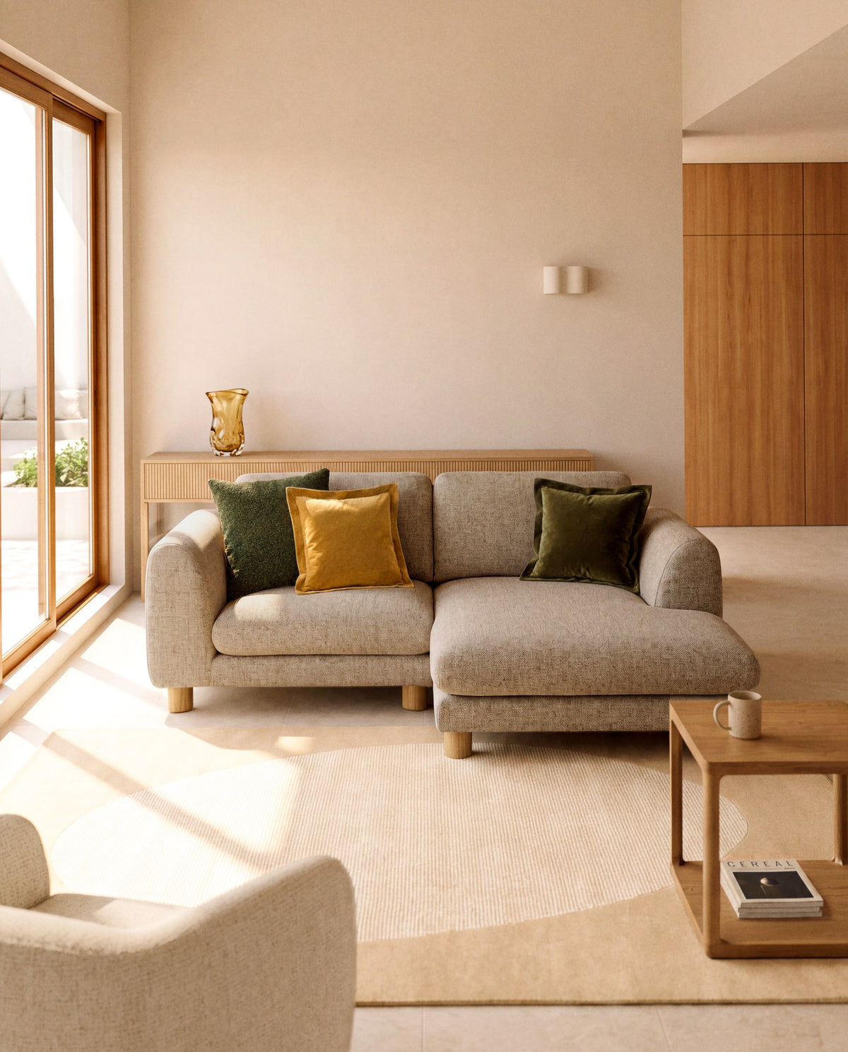 Hellbraunes 3-Sitzer Sofa Vera mit Chaiselongue rechts, gepolsterten Armlehnen und sichtbaren Beinen aus massivem Eschenholz.