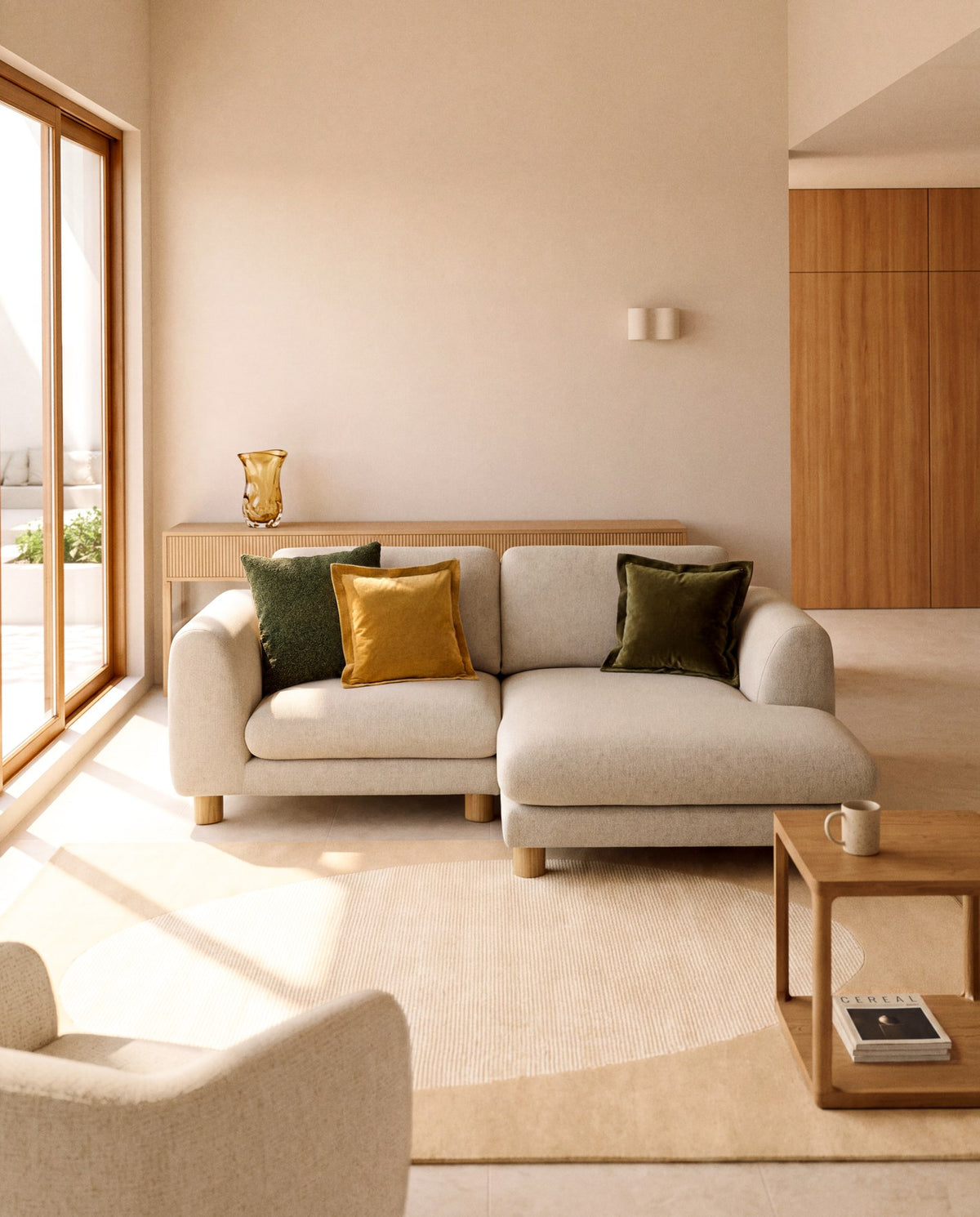 3-Sitzer Sofa Vera in Beige mit Chaiselongue rechts, gepolstert mit strukturiertem Gewebe und Beinen aus massivem Eschenholz mit natürlichem Finish.