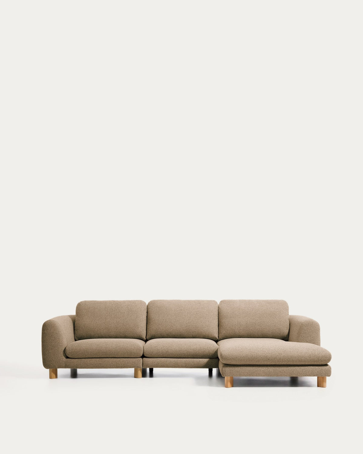 Hellbraunes 4-Sitzer Sofa Vera mit Chaiselongue rechts, gepolstert mit strukturiertem Gewebe, auf sichtbaren Beinen aus massivem Eschenholz mit natürlichem Finish.