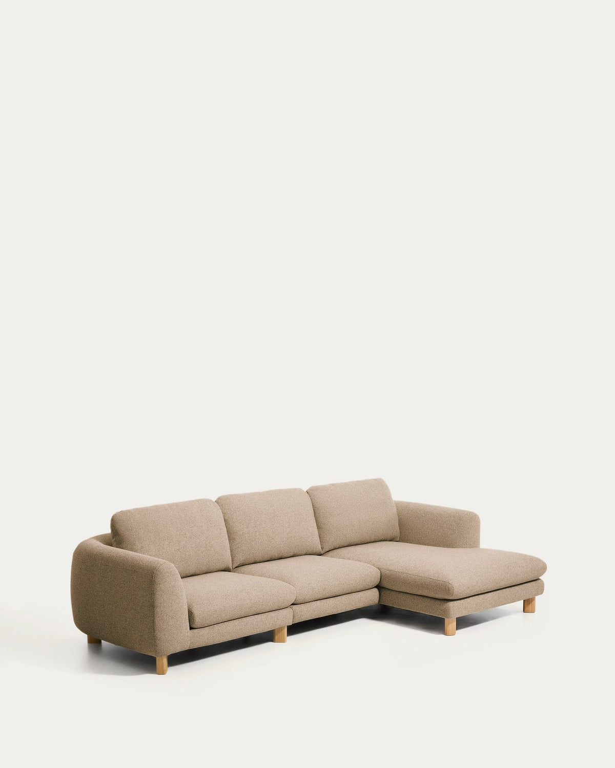 Hellbraunes 4-Sitzer Sofa Vera mit Chaiselongue rechts, gepolstert mit strukturiertem Gewebe, auf sichtbaren Beinen aus massivem Eschenholz mit natürlichem Finish.