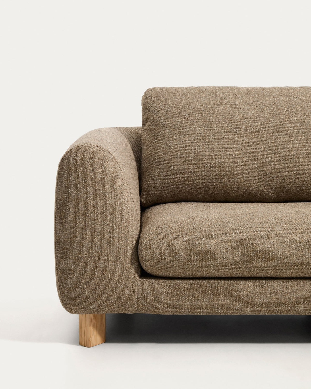 Hellbraunes 4-Sitzer Sofa Vera mit Chaiselongue rechts, gepolstert mit strukturiertem Gewebe, auf sichtbaren Beinen aus massivem Eschenholz mit natürlichem Finish.