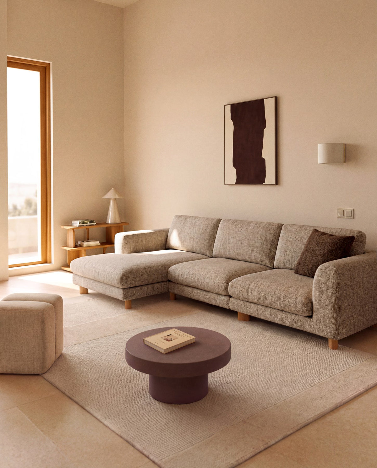 Hellbraunes 4-Sitzer Sofa Vera mit Chaiselongue rechts, gepolstert mit strukturiertem Gewebe, auf sichtbaren Beinen aus massivem Eschenholz mit natürlichem Finish.