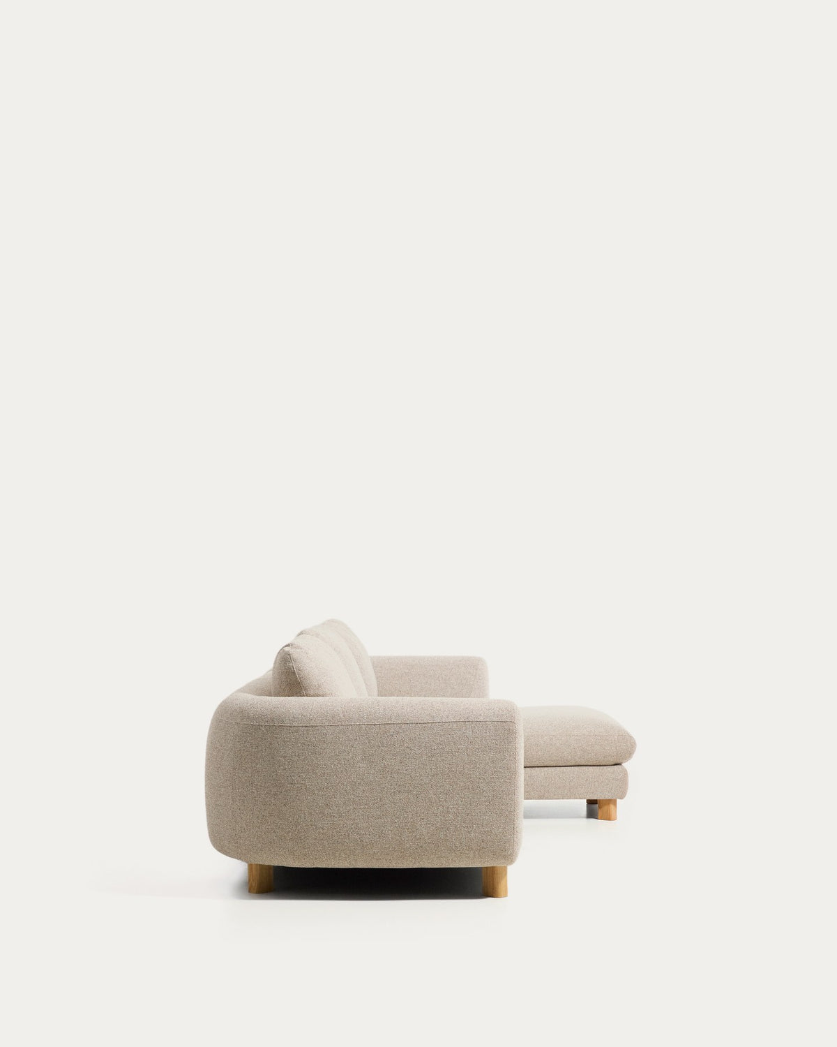4-Sitzer Sofa Vera in Beige mit Chaiselongue rechts, sichtbaren Beinen aus massivem Eschenholz und grob strukturiertem Bezugsstoff.