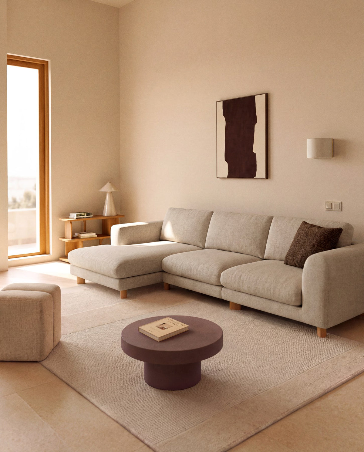 4-Sitzer Sofa Vera in Beige mit Chaiselongue rechts, sichtbaren Beinen aus massivem Eschenholz und grob strukturiertem Bezugsstoff.