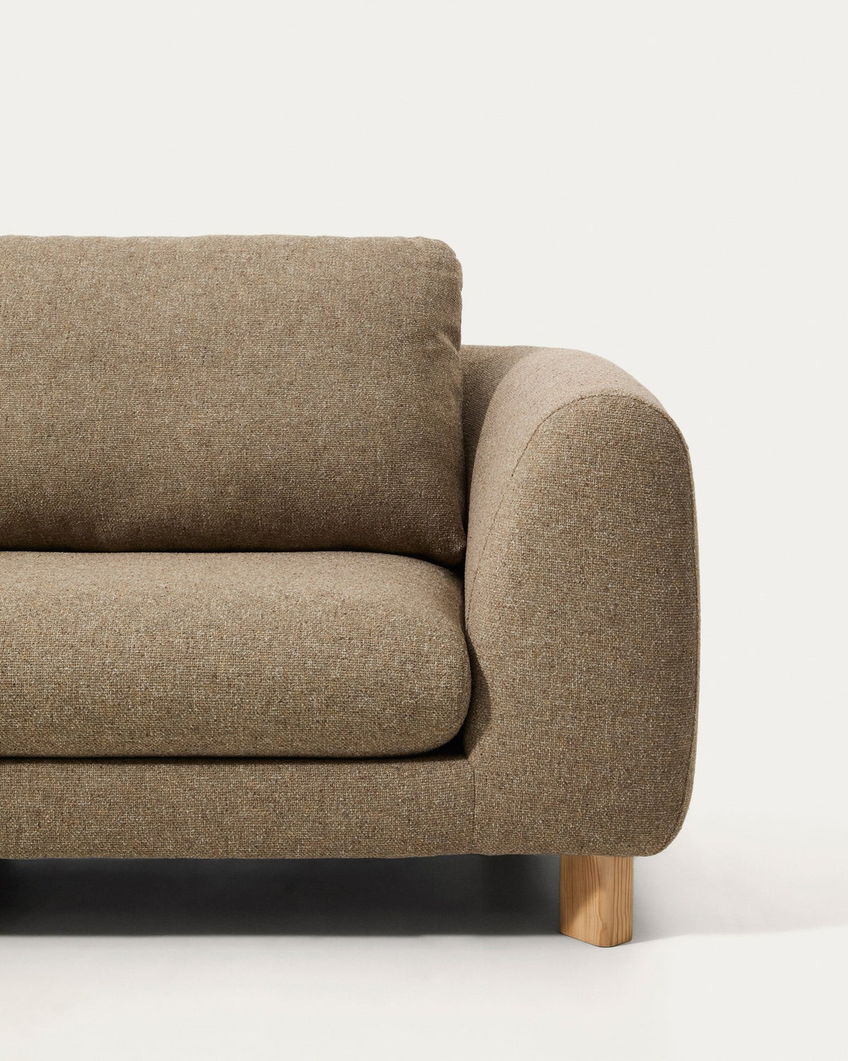 4-Sitzer Sofa Vera von Kave Home in Hellbraun mit Chaiselongue links, gepolstertem Gewebebezug und Beinen aus massivem Eschenholz.
