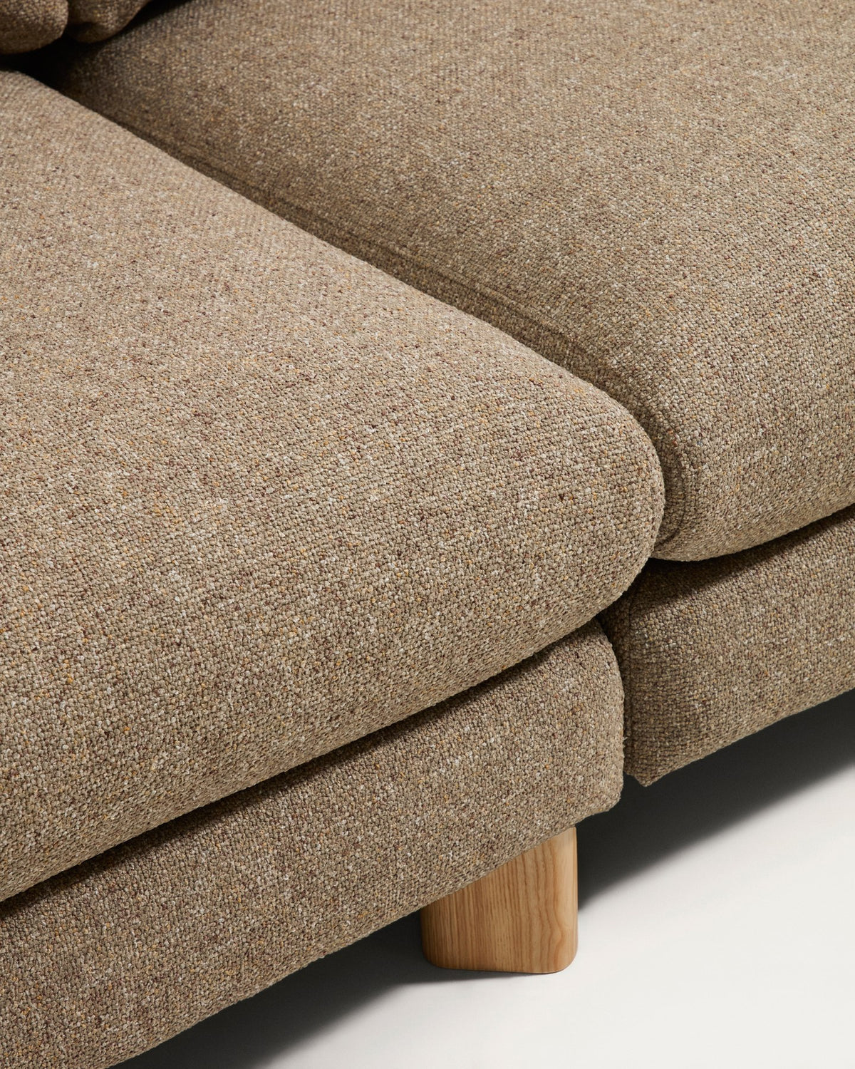 4-Sitzer Sofa Vera von Kave Home in Hellbraun mit Chaiselongue links, gepolstertem Gewebebezug und Beinen aus massivem Eschenholz.