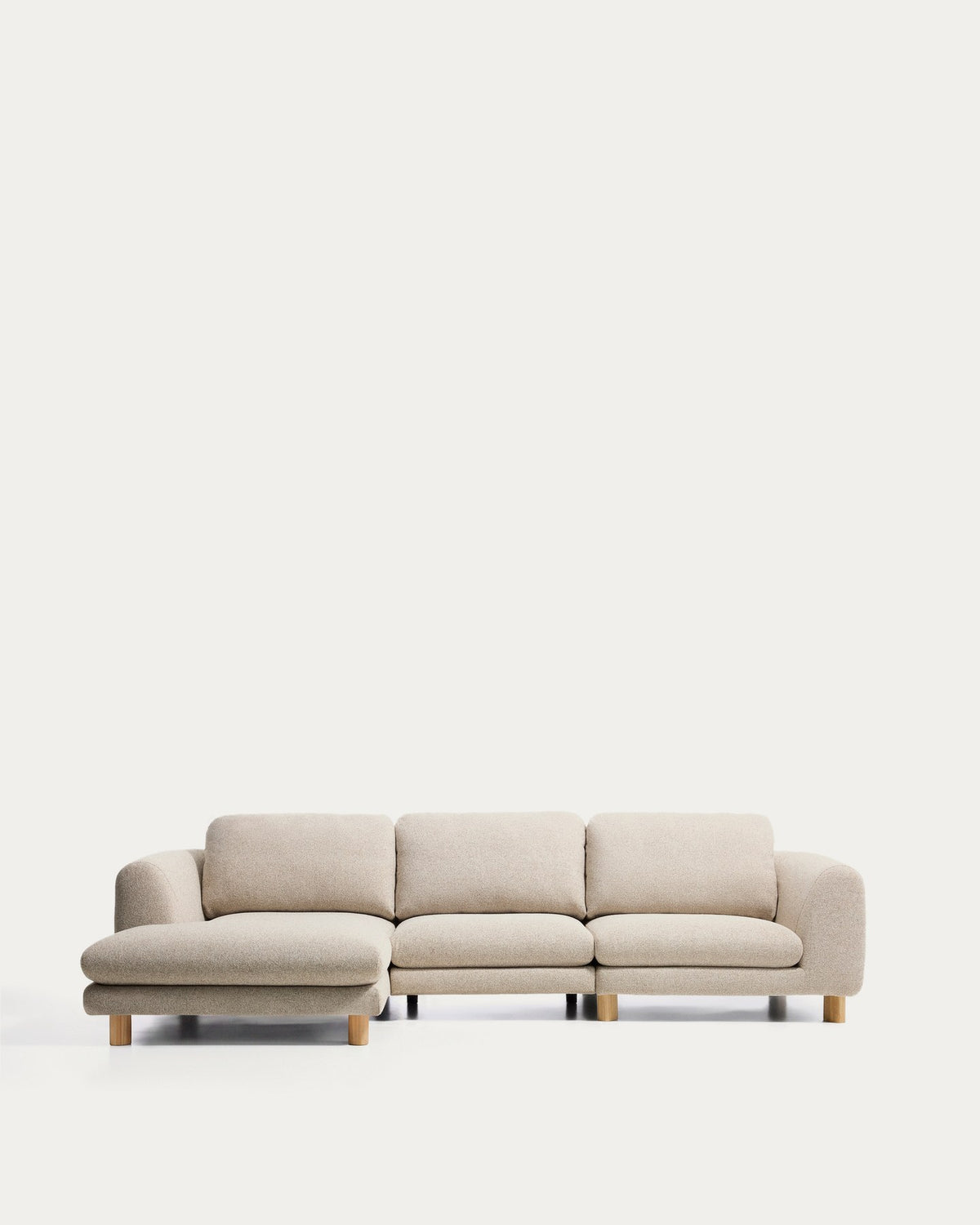 Beiges Sofa Vera von Kave Home mit Chaiselongue links, gepolsterten Armlehnen und sichtbaren Beinen aus massivem Eschenholz.