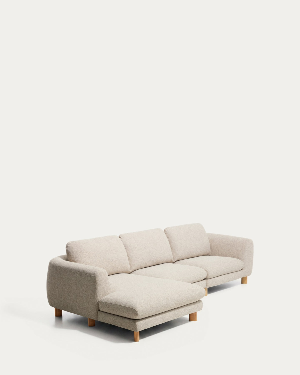 Beiges Sofa Vera von Kave Home mit Chaiselongue links, gepolsterten Armlehnen und sichtbaren Beinen aus massivem Eschenholz.
