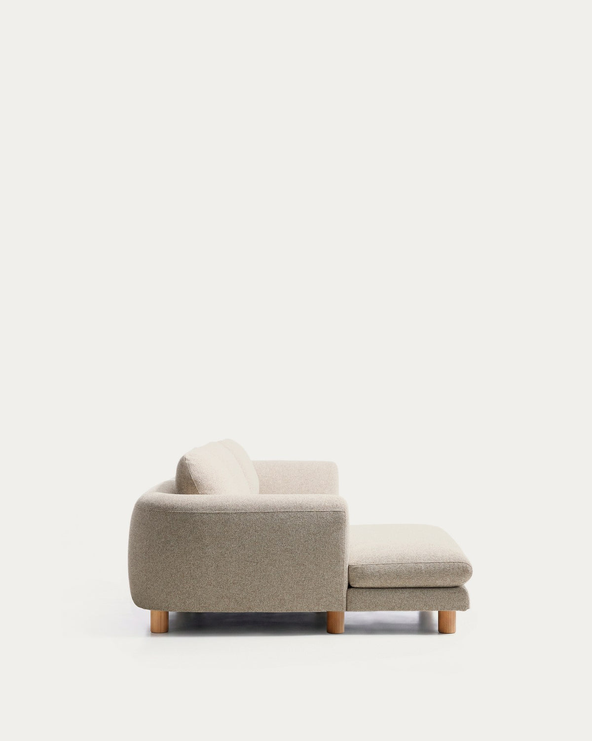 Beiges Sofa Vera von Kave Home mit Chaiselongue links, gepolsterten Armlehnen und sichtbaren Beinen aus massivem Eschenholz.
