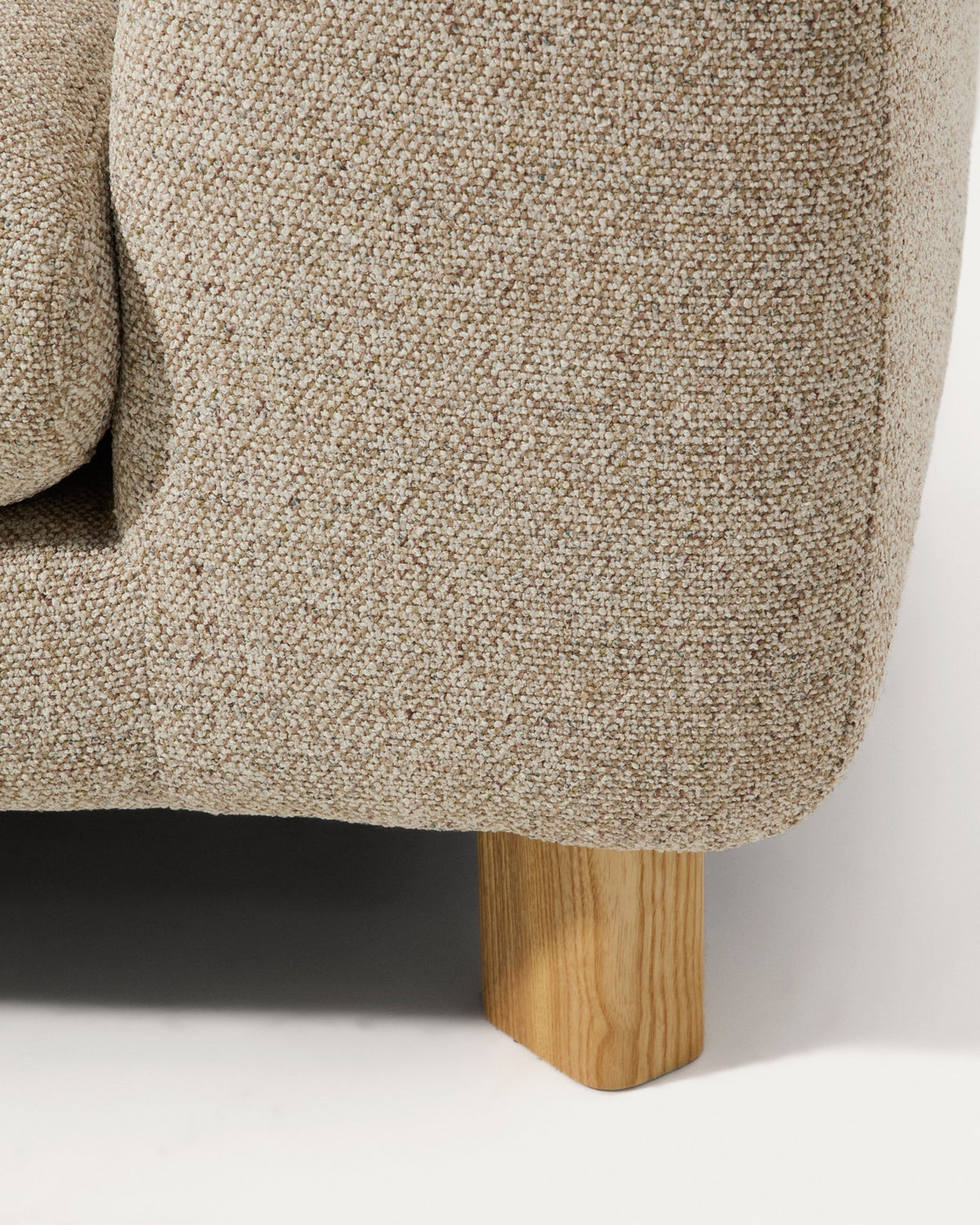 Beiges Sofa Vera von Kave Home mit Chaiselongue links, gepolsterten Armlehnen und sichtbaren Beinen aus massivem Eschenholz.