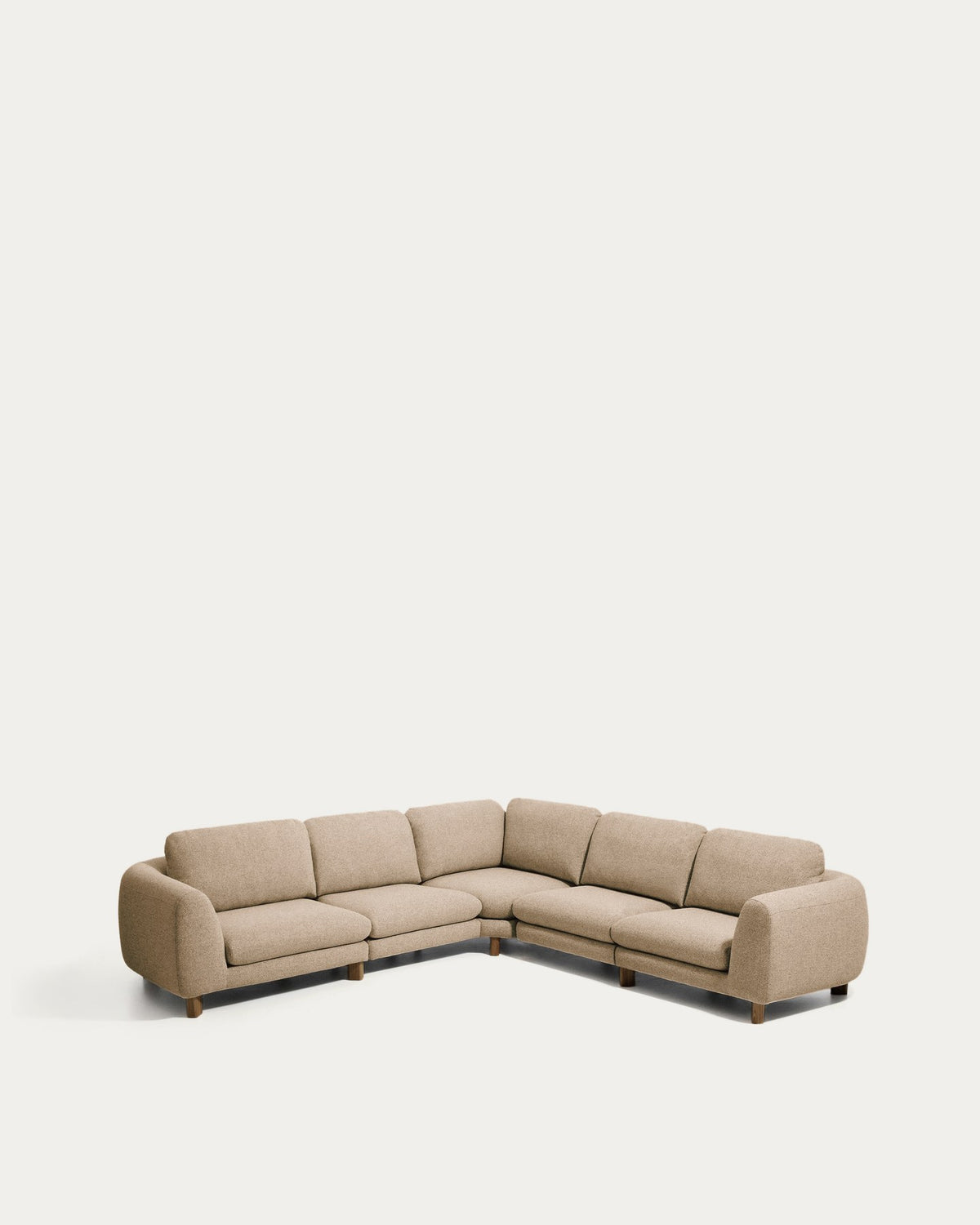 5-Sitzer Ecksofa Vera von Kave Home in Hellbraun mit Stoffbezug, geschwungenen Armlehnen und Beinen aus Eschenholz mit Nussbaum-Finish.