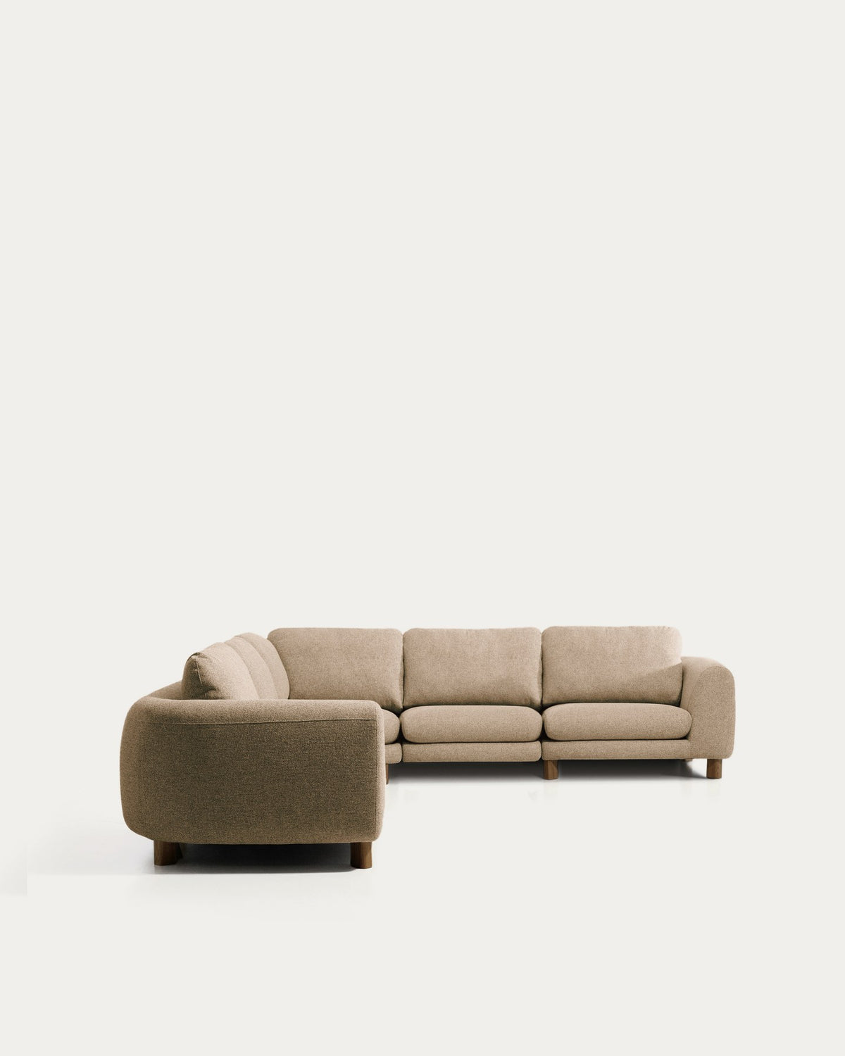 5-Sitzer Ecksofa Vera von Kave Home in Hellbraun mit Stoffbezug, geschwungenen Armlehnen und Beinen aus Eschenholz mit Nussbaum-Finish.