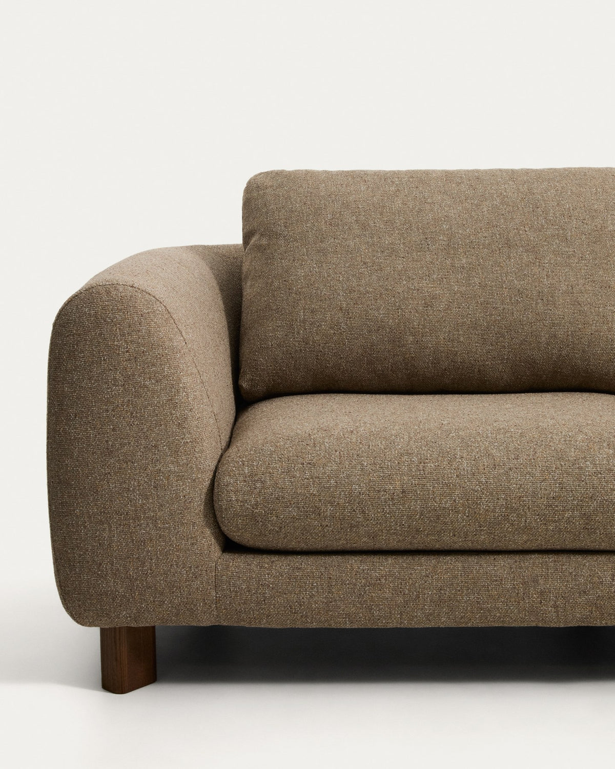 5-Sitzer Ecksofa Vera von Kave Home in Hellbraun mit Stoffbezug, geschwungenen Armlehnen und Beinen aus Eschenholz mit Nussbaum-Finish.
