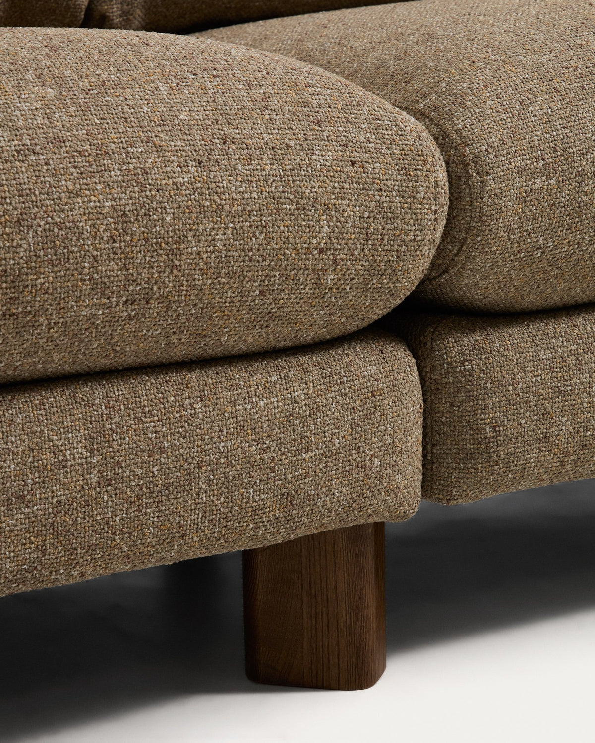 5-Sitzer Ecksofa Vera von Kave Home in Hellbraun mit Stoffbezug, geschwungenen Armlehnen und Beinen aus Eschenholz mit Nussbaum-Finish.