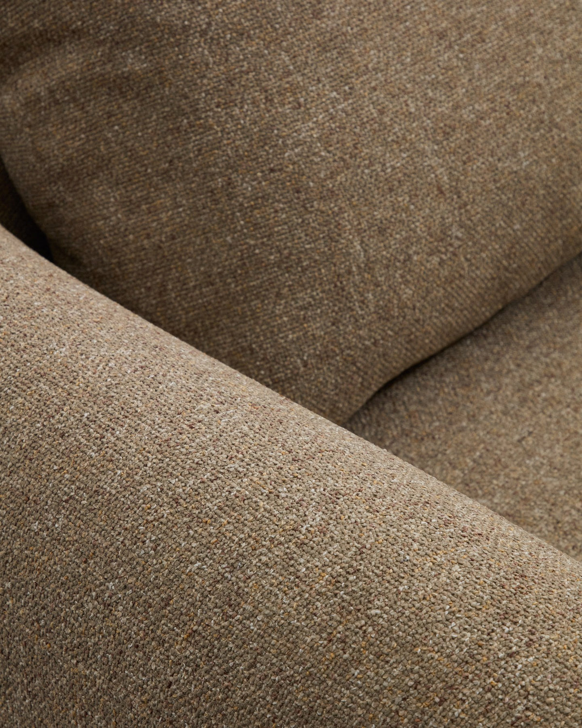 5-Sitzer Ecksofa Vera von Kave Home in Hellbraun mit Stoffbezug, geschwungenen Armlehnen und Beinen aus Eschenholz mit Nussbaum-Finish.