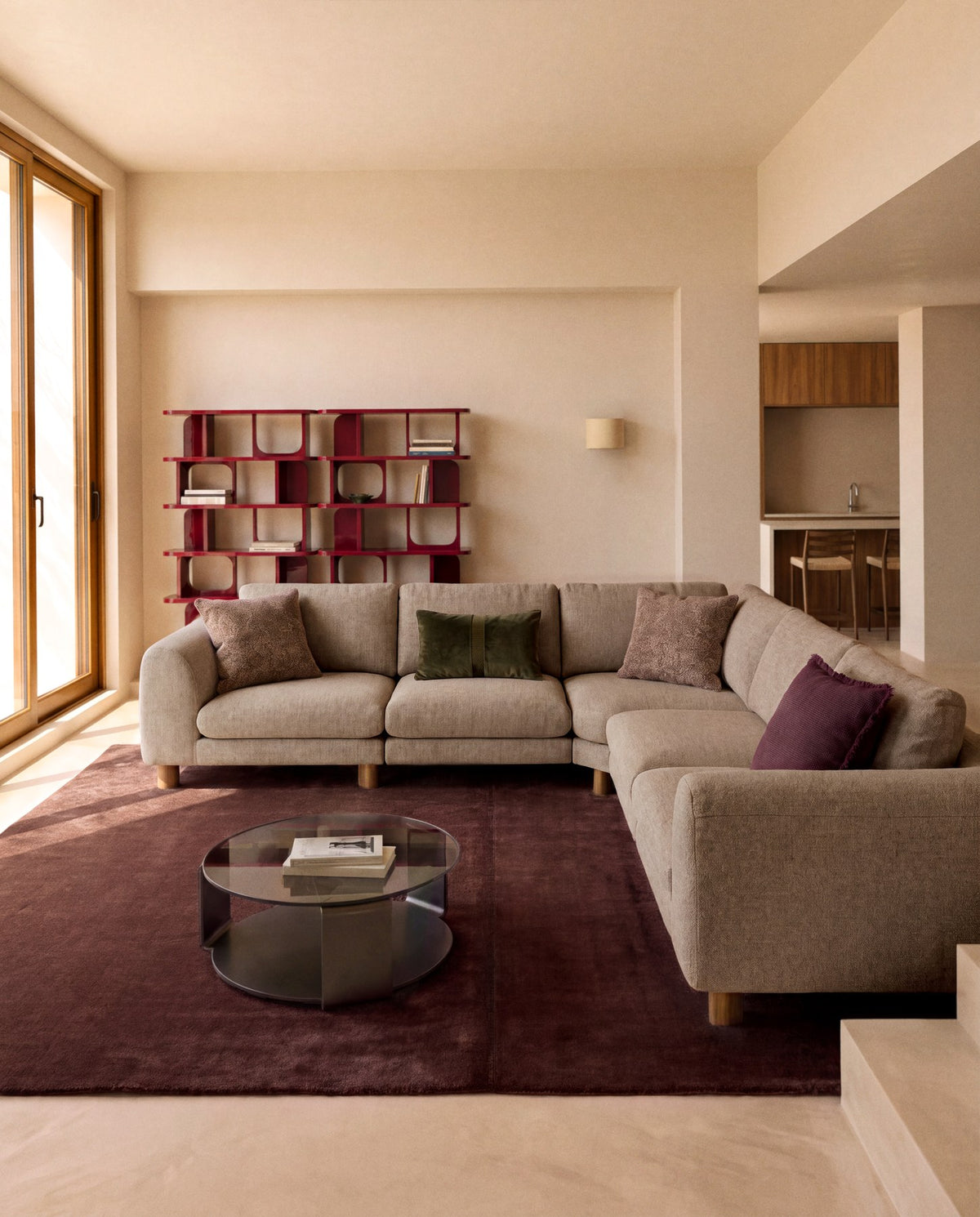 5-Sitzer Ecksofa Vera von Kave Home in Hellbraun mit Stoffbezug, geschwungenen Armlehnen und Beinen aus Eschenholz mit Nussbaum-Finish.