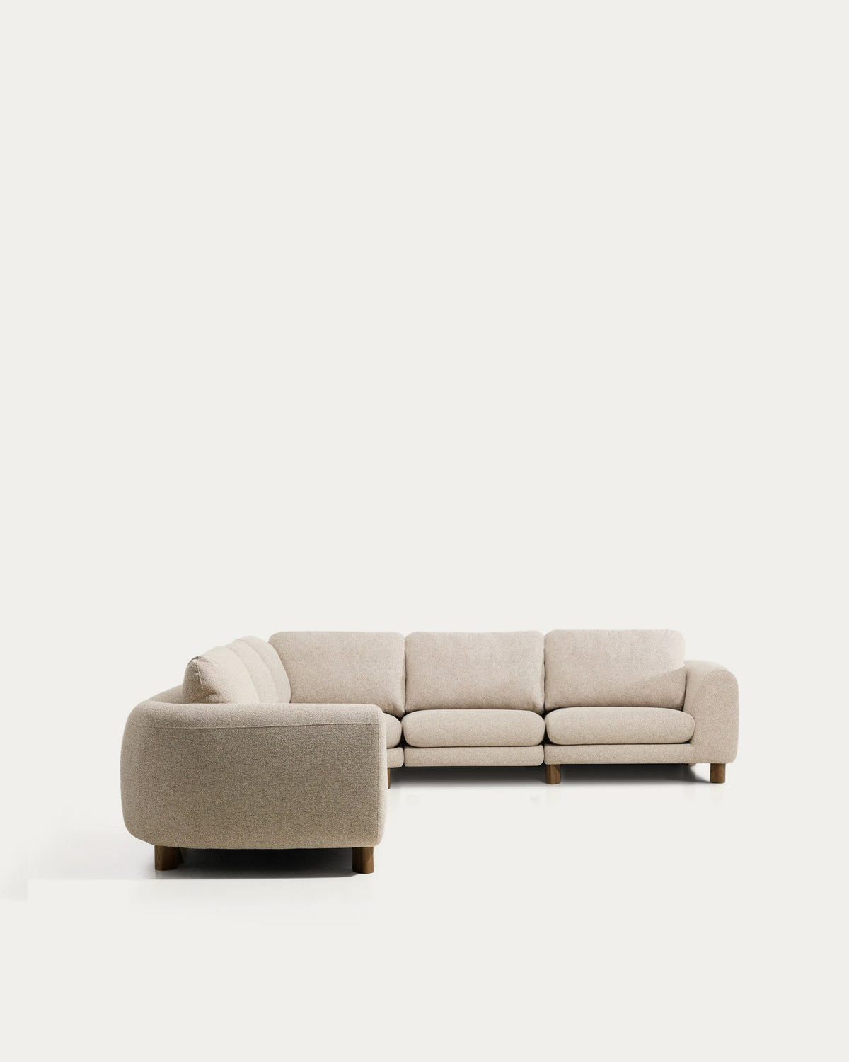 Beiges 5-Sitzer Ecksofa Vera von Kave Home mit gepolsterten Armlehnen und sichtbaren Beinen aus Eschenholz mit Nussbaum-Finish, Grösse 330 x 330 cm.