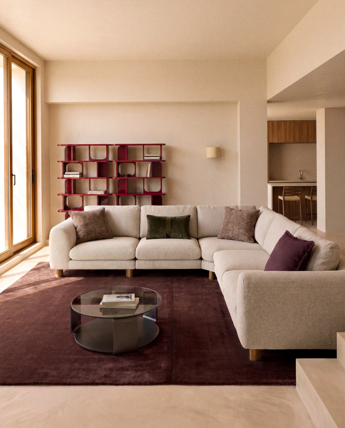 Beiges 5-Sitzer Ecksofa Vera von Kave Home mit gepolsterten Armlehnen und sichtbaren Beinen aus Eschenholz mit Nussbaum-Finish, Grösse 330 x 330 cm.