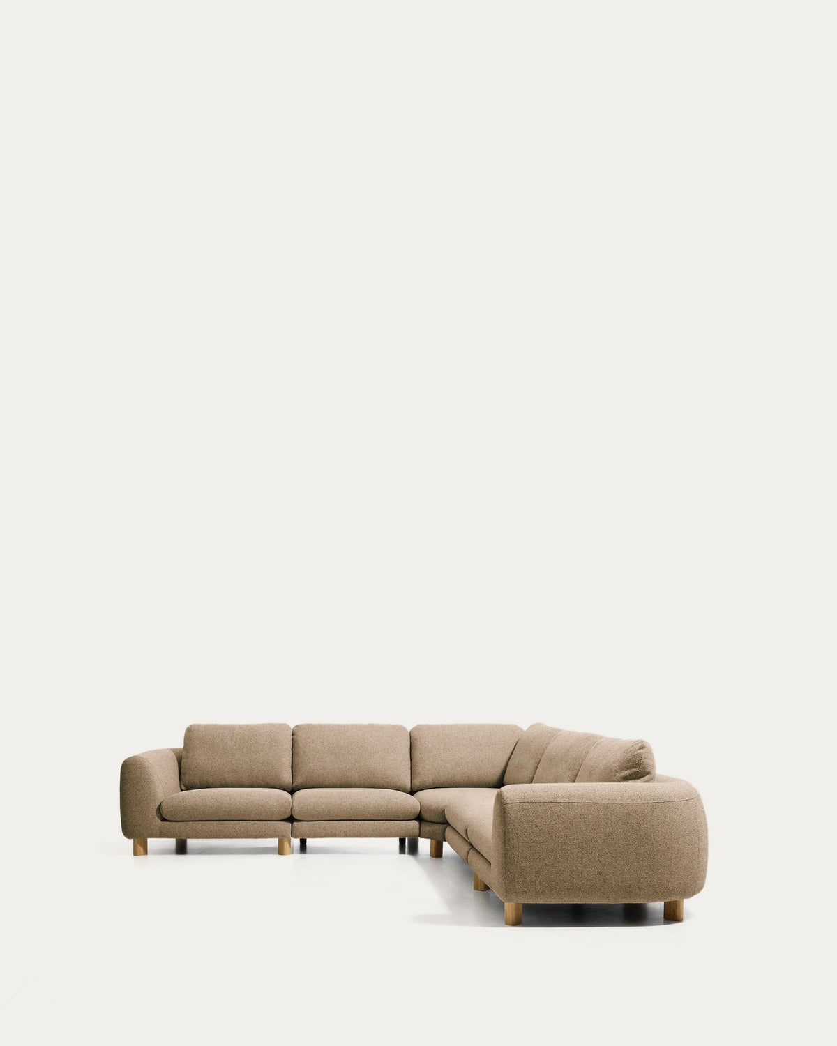 5-Sitzer Ecksofa Vera von Kave Home in Hellbraun mit gepolsterten Sitzflächen und sichtbaren Beinen aus massivem Eschenholz mit natürlichem Finish.