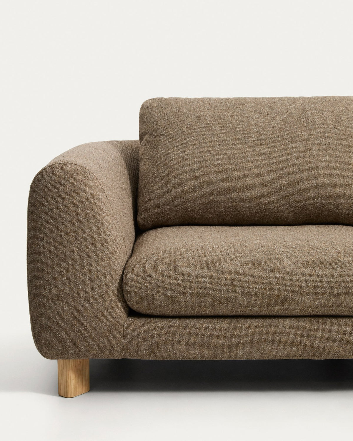 5-Sitzer Ecksofa Vera von Kave Home in Hellbraun mit gepolsterten Sitzflächen und sichtbaren Beinen aus massivem Eschenholz mit natürlichem Finish.
