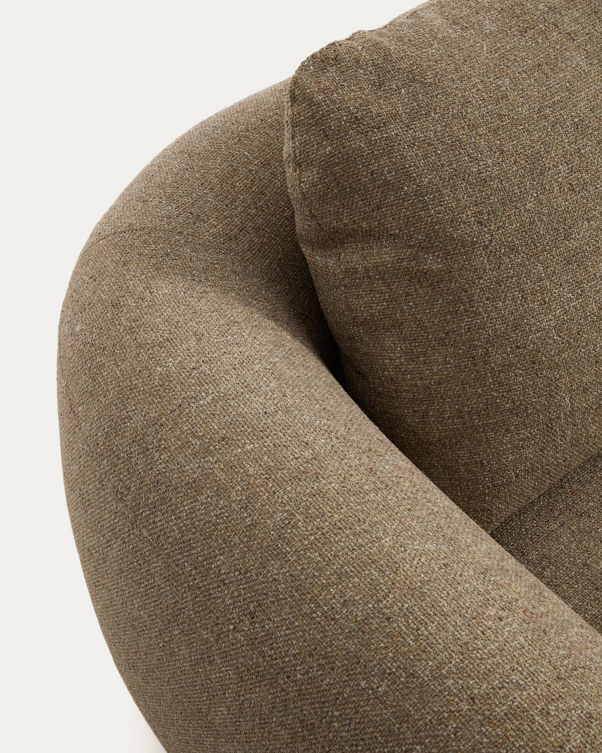 5-Sitzer Ecksofa Vera von Kave Home in Hellbraun mit gepolsterten Sitzflächen und sichtbaren Beinen aus massivem Eschenholz mit natürlichem Finish.