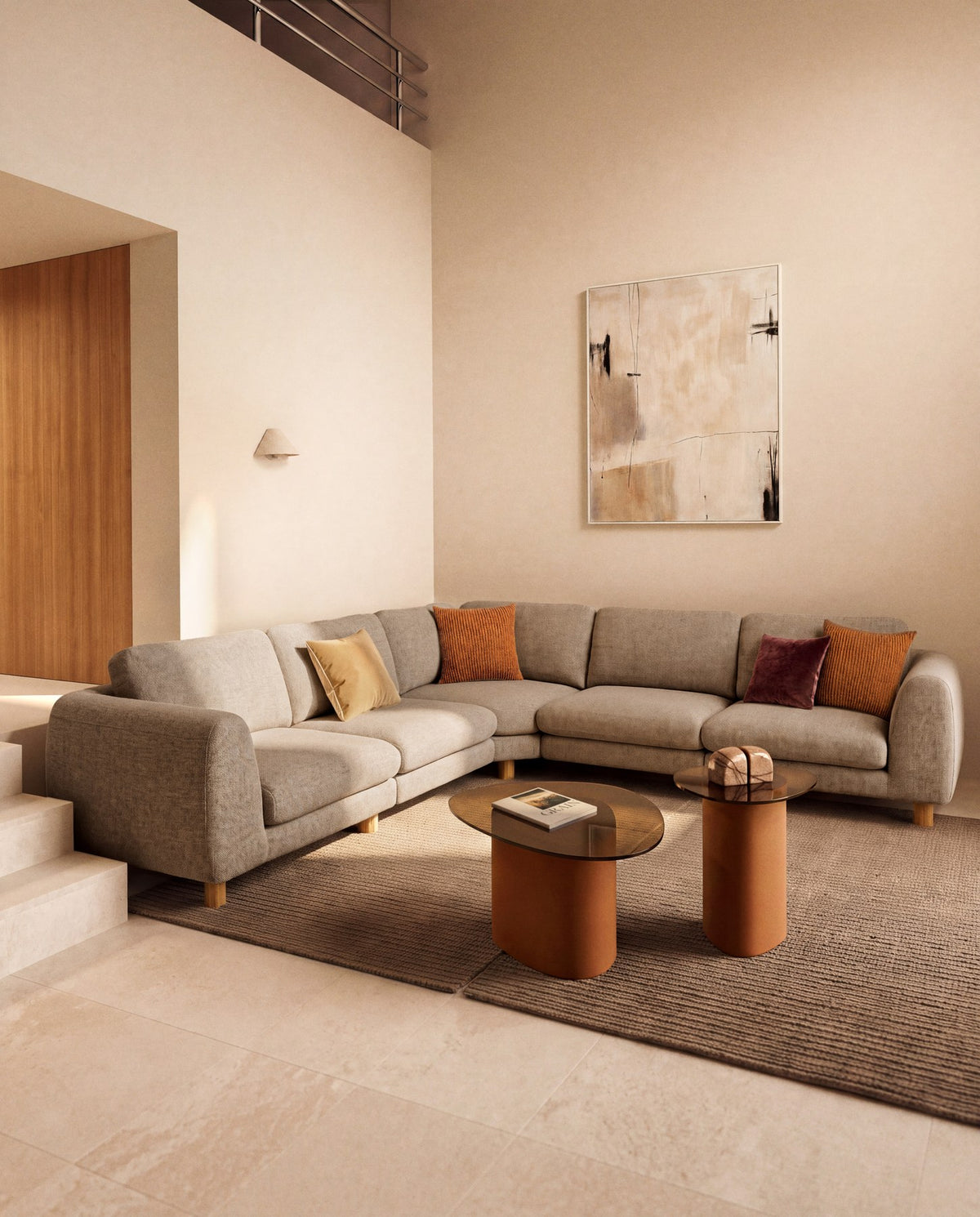 5-Sitzer Ecksofa Vera von Kave Home in Hellbraun mit gepolsterten Sitzflächen und sichtbaren Beinen aus massivem Eschenholz mit natürlichem Finish.