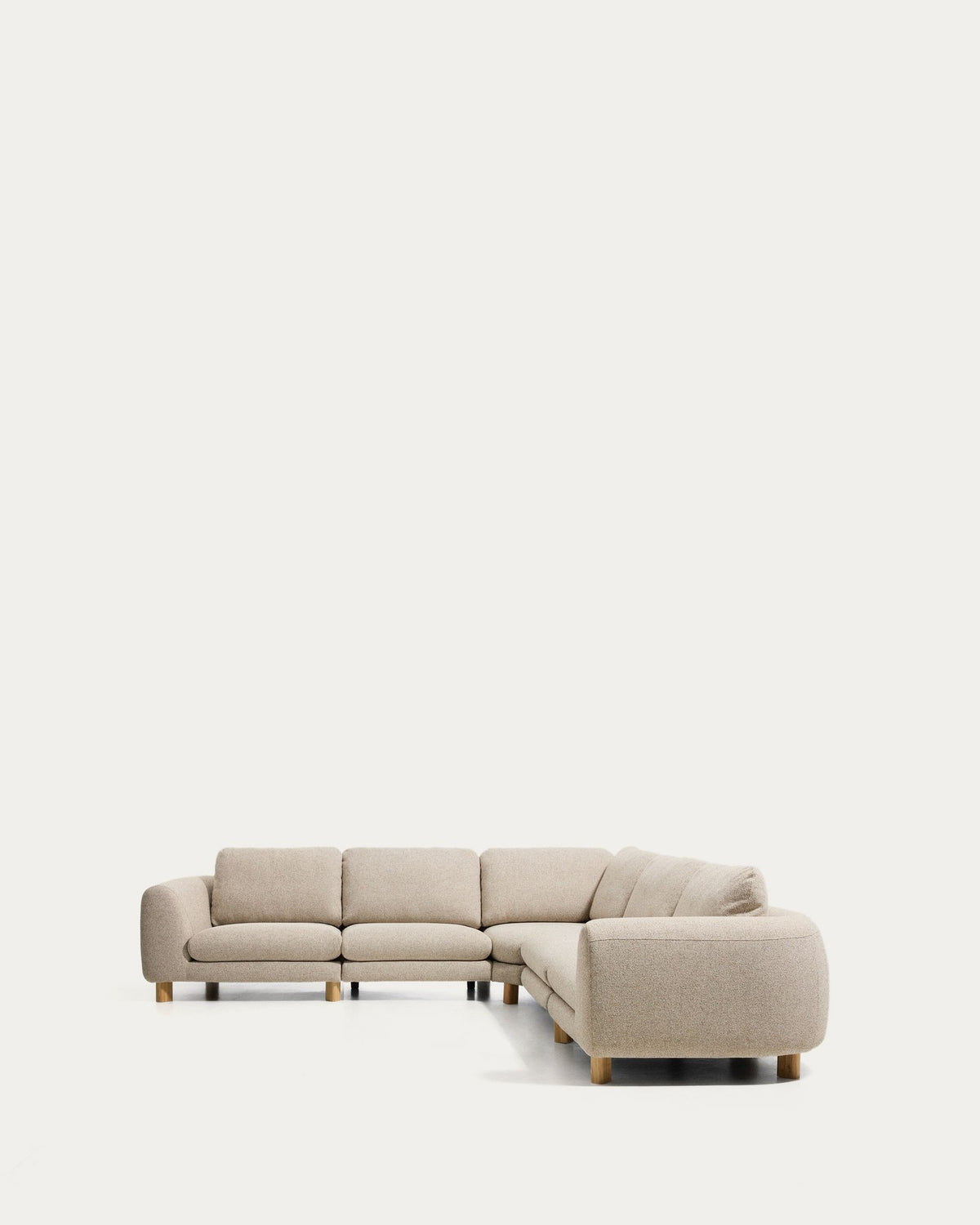 5-Sitzer Ecksofa Vera in Beige mit sichtbaren Beinen aus massivem Eschenholz, abgerundete Armlehnen, Grösse 330 x 240 cm.
