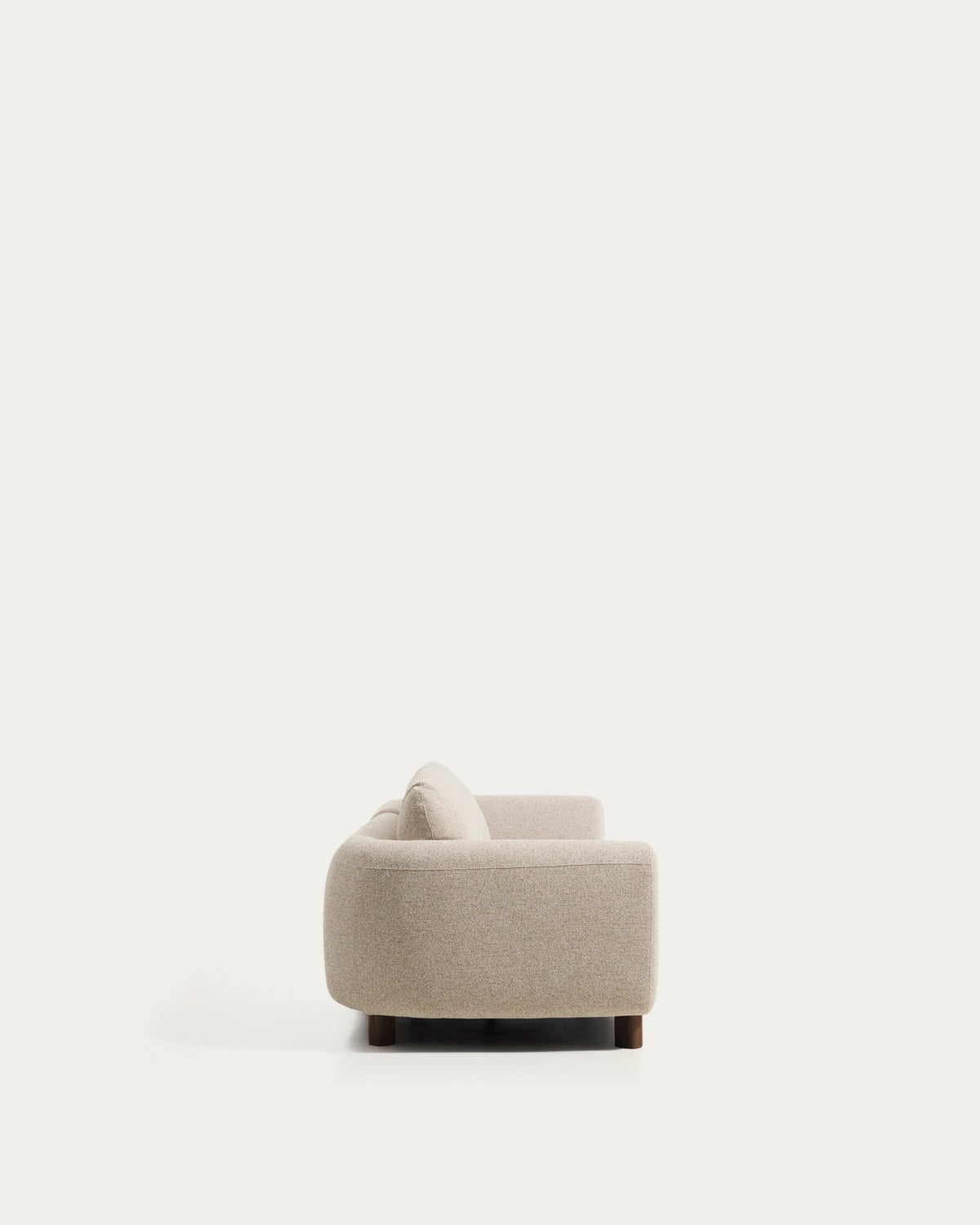 4-Sitzer Sofa Vera von Kave Home in Beige mit gepolstertem Gewebebezug und Beinen aus massivem Eschenholz mit Nussbaum-Finish, Breite 320 cm.