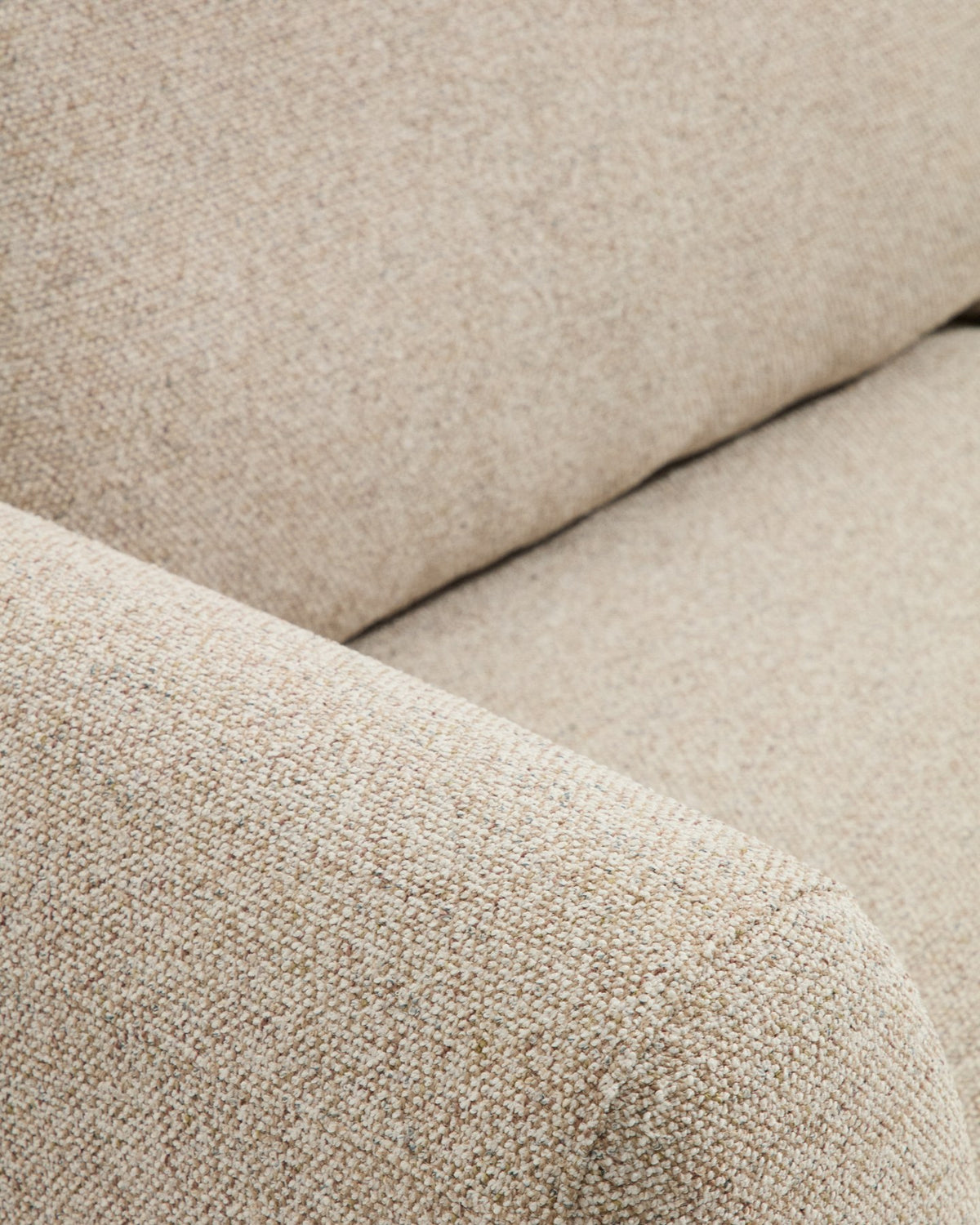 4-Sitzer Sofa Vera von Kave Home in Beige mit gepolstertem Gewebebezug und Beinen aus massivem Eschenholz mit Nussbaum-Finish, Breite 320 cm.