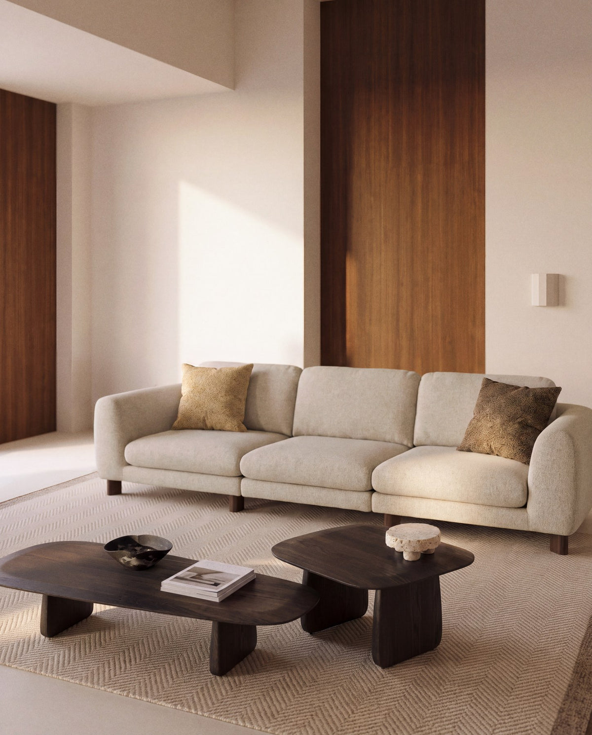 4-Sitzer Sofa Vera von Kave Home in Beige mit gepolstertem Gewebebezug und Beinen aus massivem Eschenholz mit Nussbaum-Finish, Breite 320 cm.