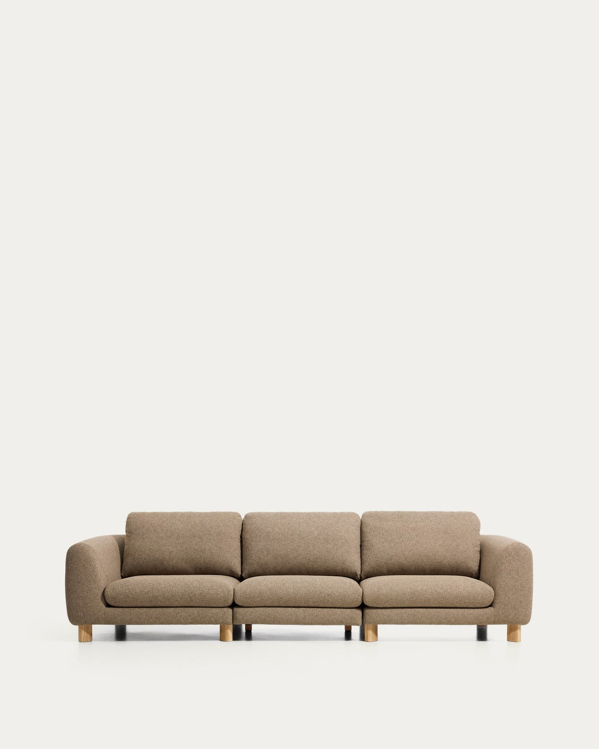 4-Sitzer Sofa Vera in Hellbraun mit gepolsterter Sitzfläche, Armlehnen und sichtbaren Beinen aus massivem Eschenholz, 320 cm breit.