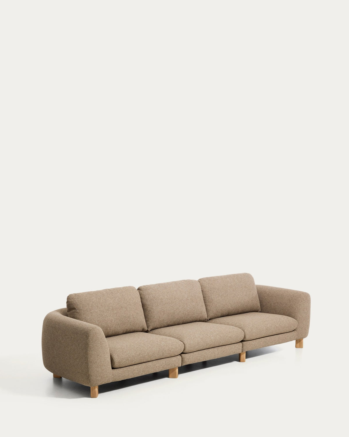4-Sitzer Sofa Vera in Hellbraun mit gepolsterter Sitzfläche, Armlehnen und sichtbaren Beinen aus massivem Eschenholz, 320 cm breit.