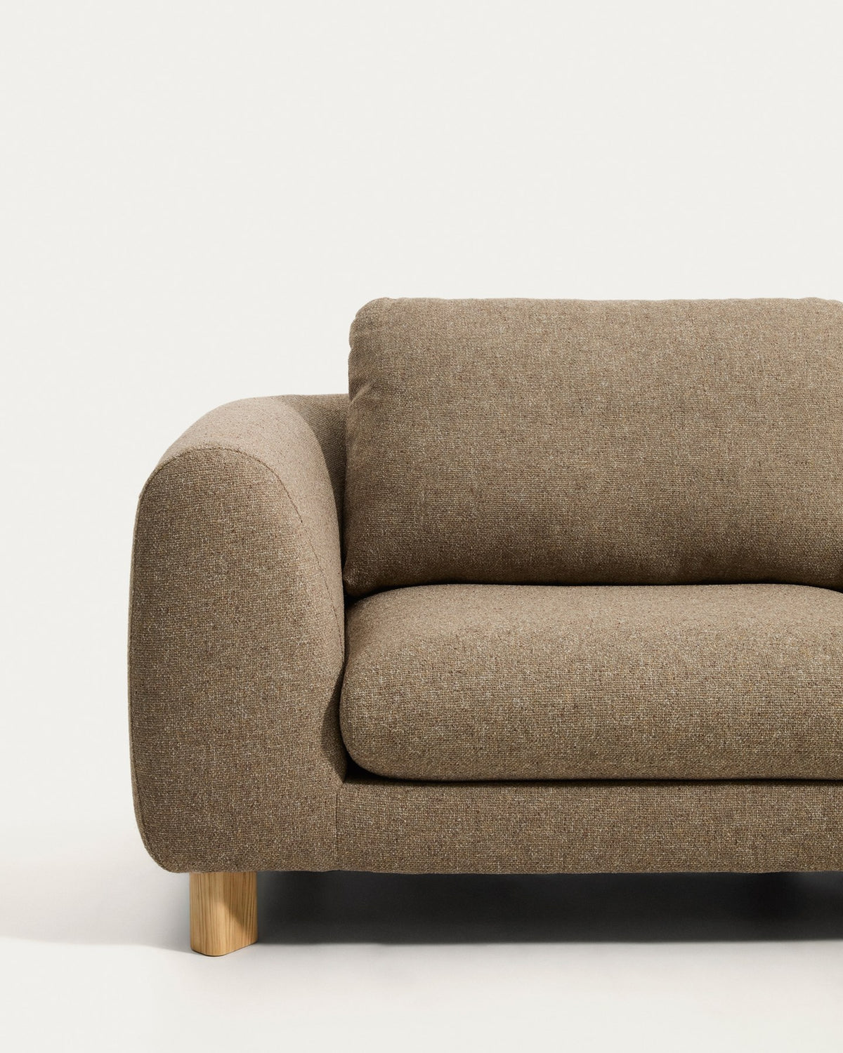 4-Sitzer Sofa Vera in Hellbraun mit gepolsterter Sitzfläche, Armlehnen und sichtbaren Beinen aus massivem Eschenholz, 320 cm breit.