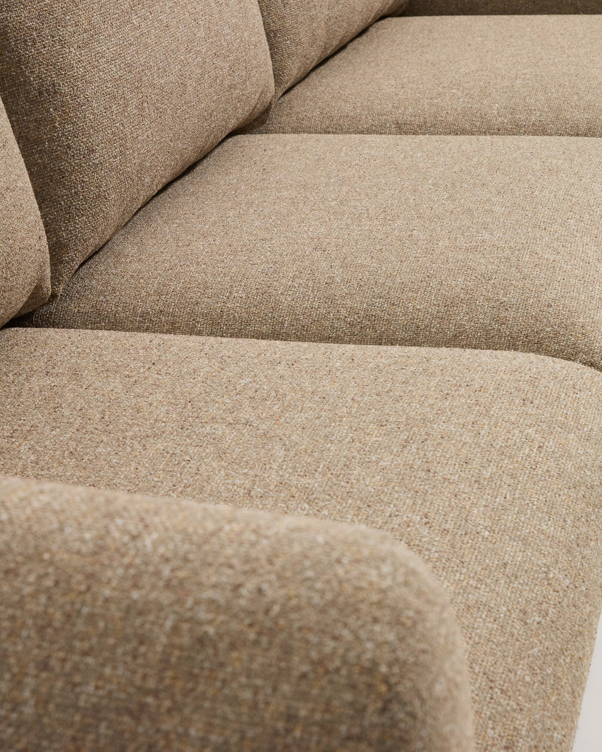 4-Sitzer Sofa Vera in Hellbraun mit gepolsterter Sitzfläche, Armlehnen und sichtbaren Beinen aus massivem Eschenholz, 320 cm breit.