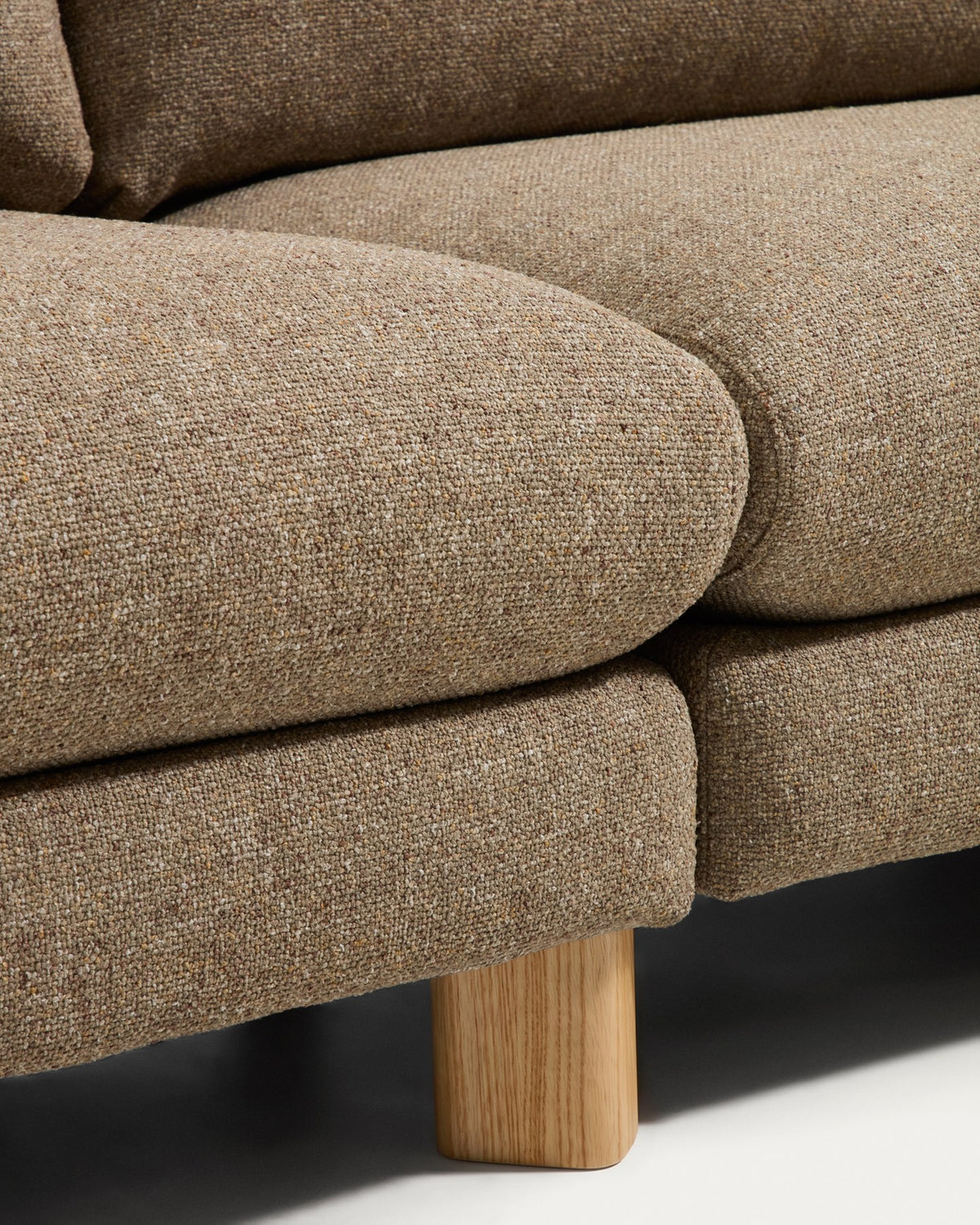 4-Sitzer Sofa Vera in Hellbraun mit gepolsterter Sitzfläche, Armlehnen und sichtbaren Beinen aus massivem Eschenholz, 320 cm breit.