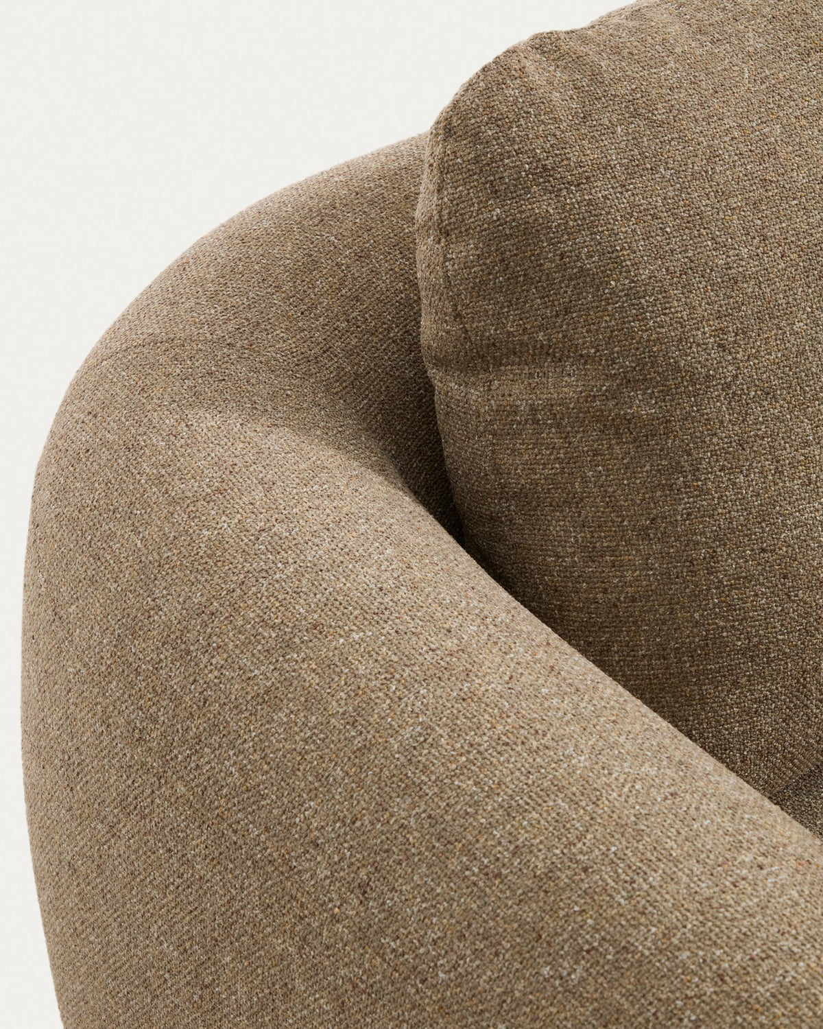 4-Sitzer Sofa Vera in Hellbraun mit gepolsterter Sitzfläche, Armlehnen und sichtbaren Beinen aus massivem Eschenholz, 320 cm breit.