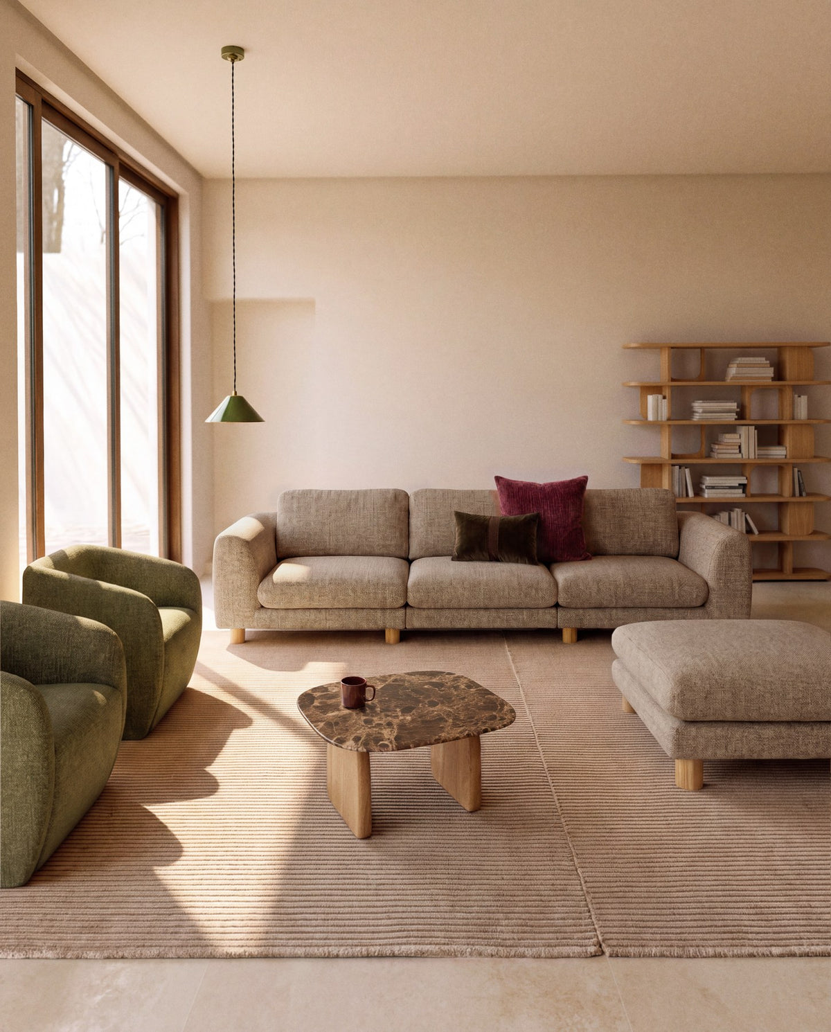4-Sitzer Sofa Vera in Hellbraun mit gepolsterter Sitzfläche, Armlehnen und sichtbaren Beinen aus massivem Eschenholz, 320 cm breit.