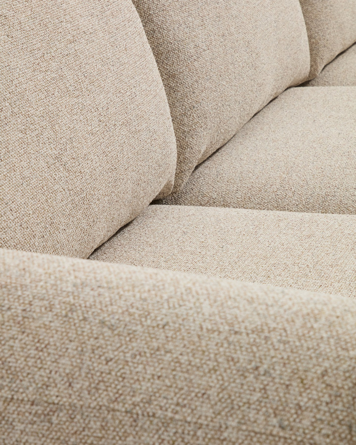 4-Sitzer Sofa Vera in Beige mit gepolsterten Armlehnen, durchgehender Rückenlehne und sichtbaren Beinen aus massivem Eschenholz.