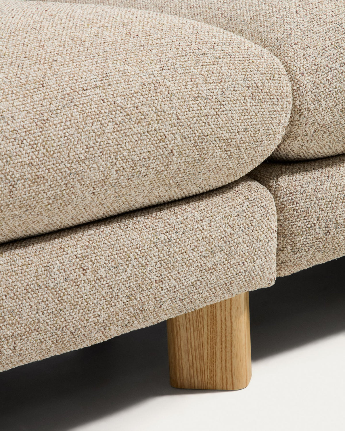 4-Sitzer Sofa Vera in Beige mit gepolsterten Armlehnen, durchgehender Rückenlehne und sichtbaren Beinen aus massivem Eschenholz.