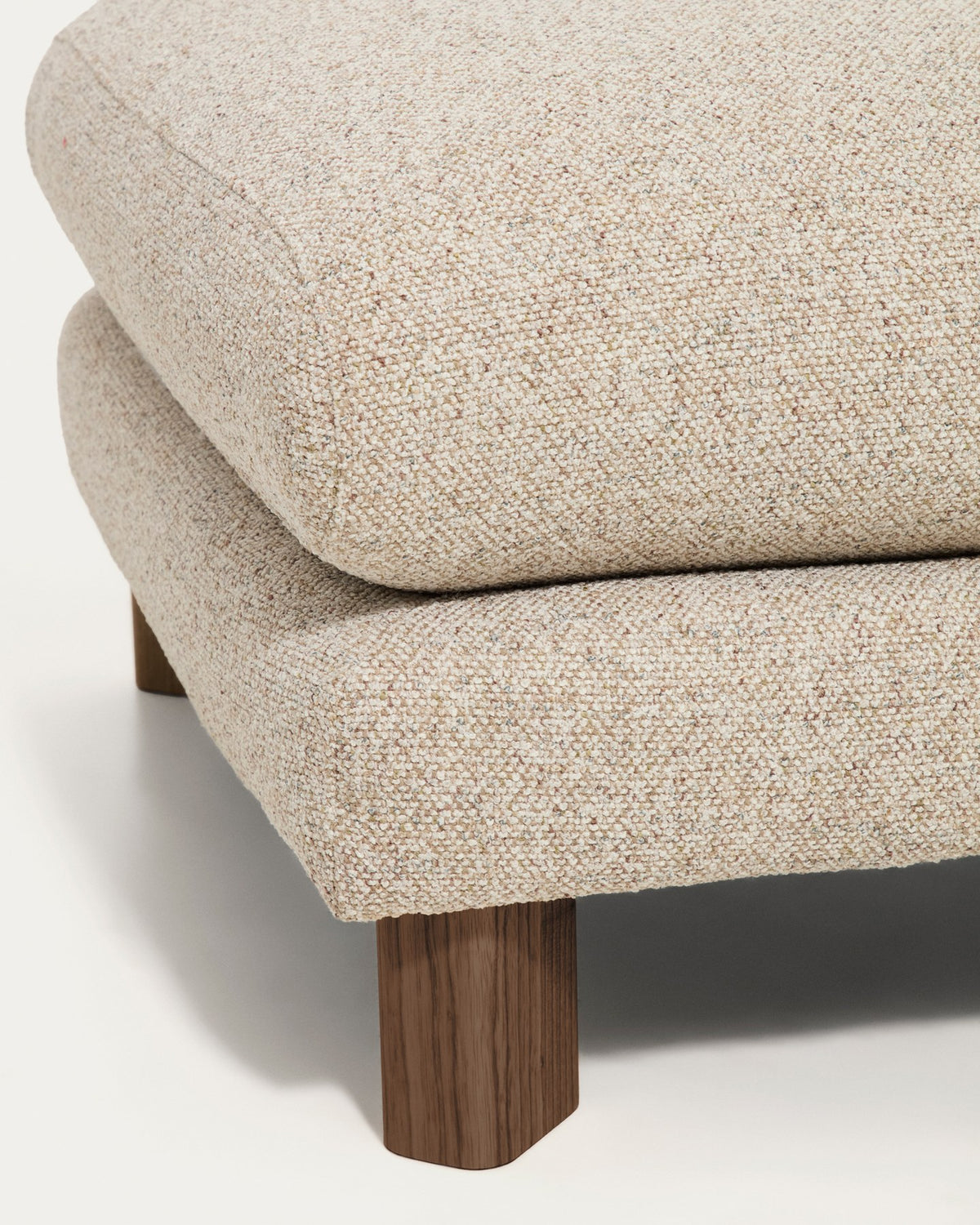 Beiges Pouf Fussablage Vera mit gepolsterter Sitzfläche und Beinen aus massivem Eschenholz mit dunkelbraunem Nussbaum-Finish