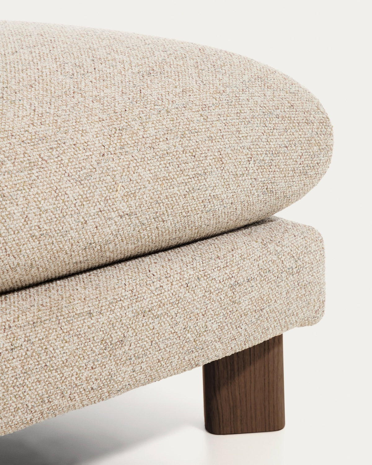 Beiges Pouf Fussablage Vera mit gepolsterter Sitzfläche und Beinen aus massivem Eschenholz mit dunkelbraunem Nussbaum-Finish