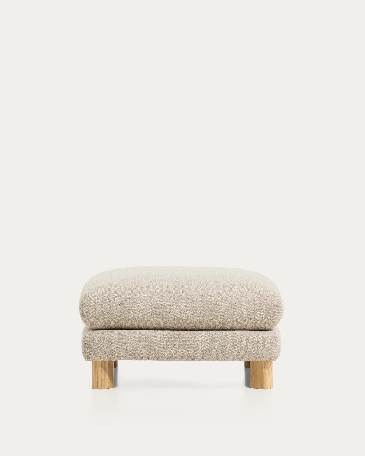 Quadratische Fussablage in Beige mit strukturiertem Gewebebezug und sichtbaren Beinen aus massivem Eschenholz mit natürlichem Finish.