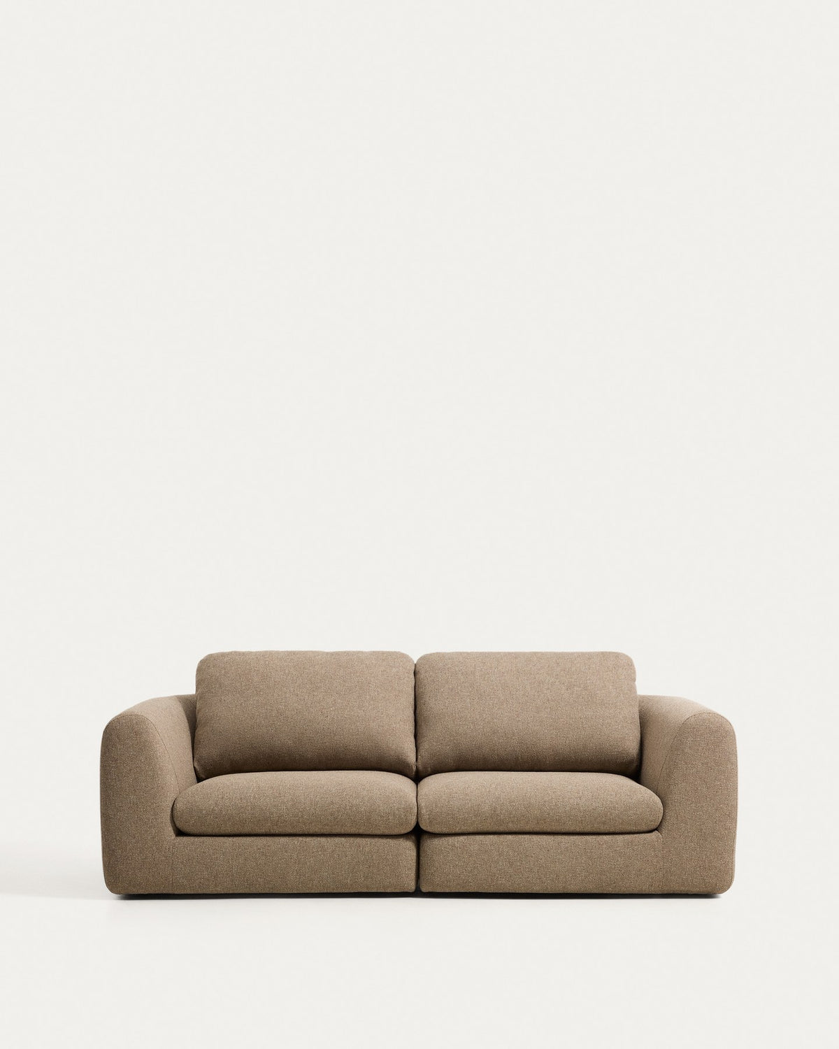3-Sitzer Sofa Vera in Hellbraun mit Gewebebezug, abgerundeten Armlehnen und niedrigem Gestell aus Kiefernholz und Sperrholz, Beine aus Polypropylen.
