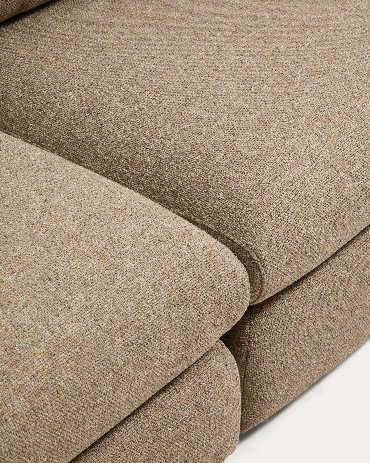 3-Sitzer Sofa Vera in Hellbraun mit Gewebebezug, abgerundeten Armlehnen und niedrigem Gestell aus Kiefernholz und Sperrholz, Beine aus Polypropylen.