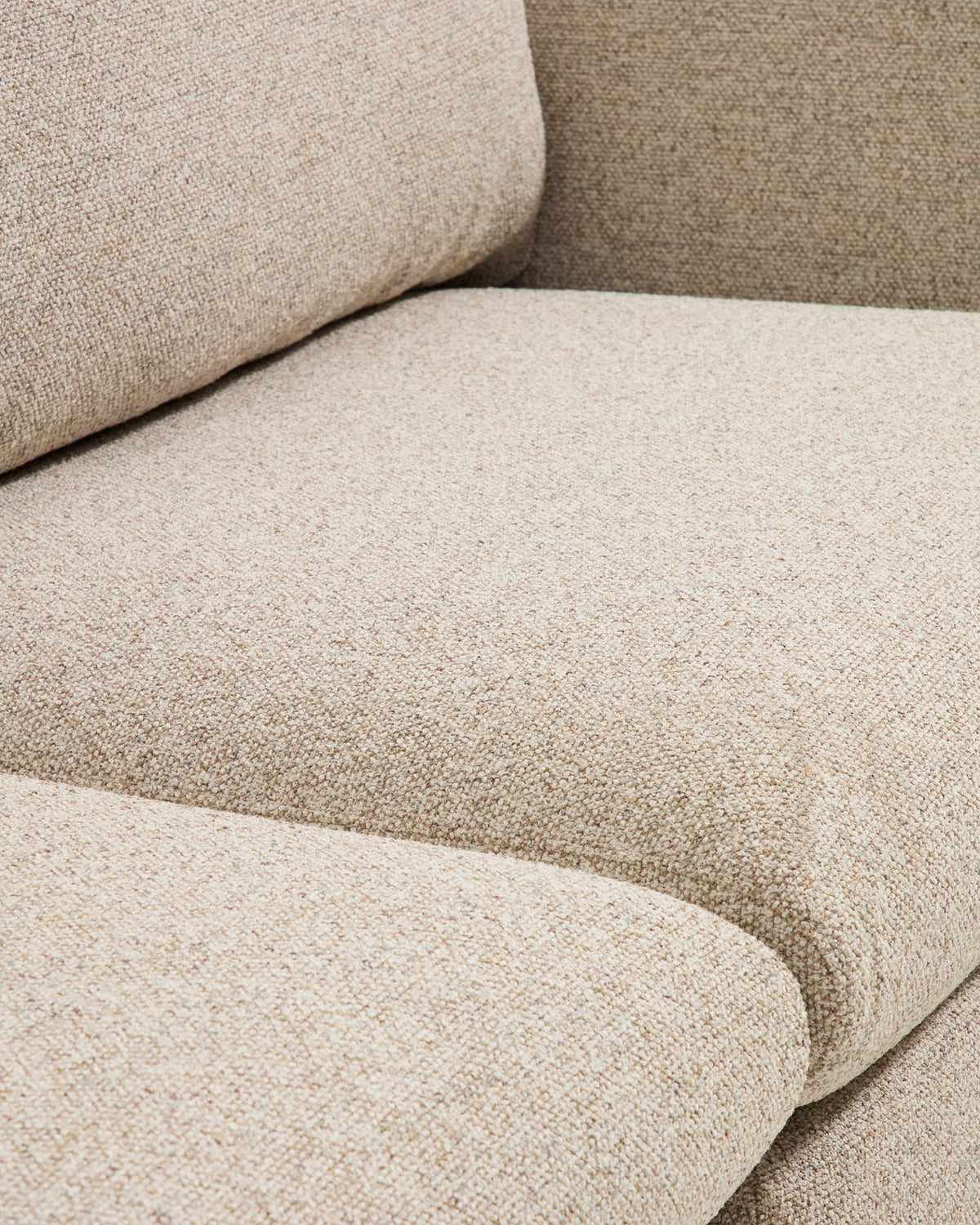 3-Sitzer Sofa Vera in Beige von Kave Home mit texturierter Stoffpolsterung, abgerundeten Armlehnen und niedrigem Holzgestell, 230 cm breit.