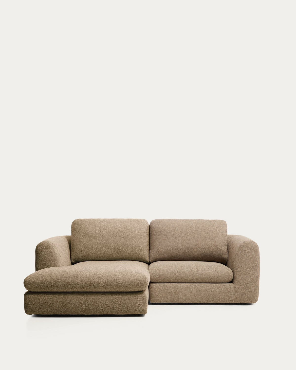 Hellbraunes 3-Sitzer Sofa Vera mit Chaiselongue links, gepolstert mit strukturiertem Stoff, abgerundeten Armlehnen und niedrigem Gestell.
