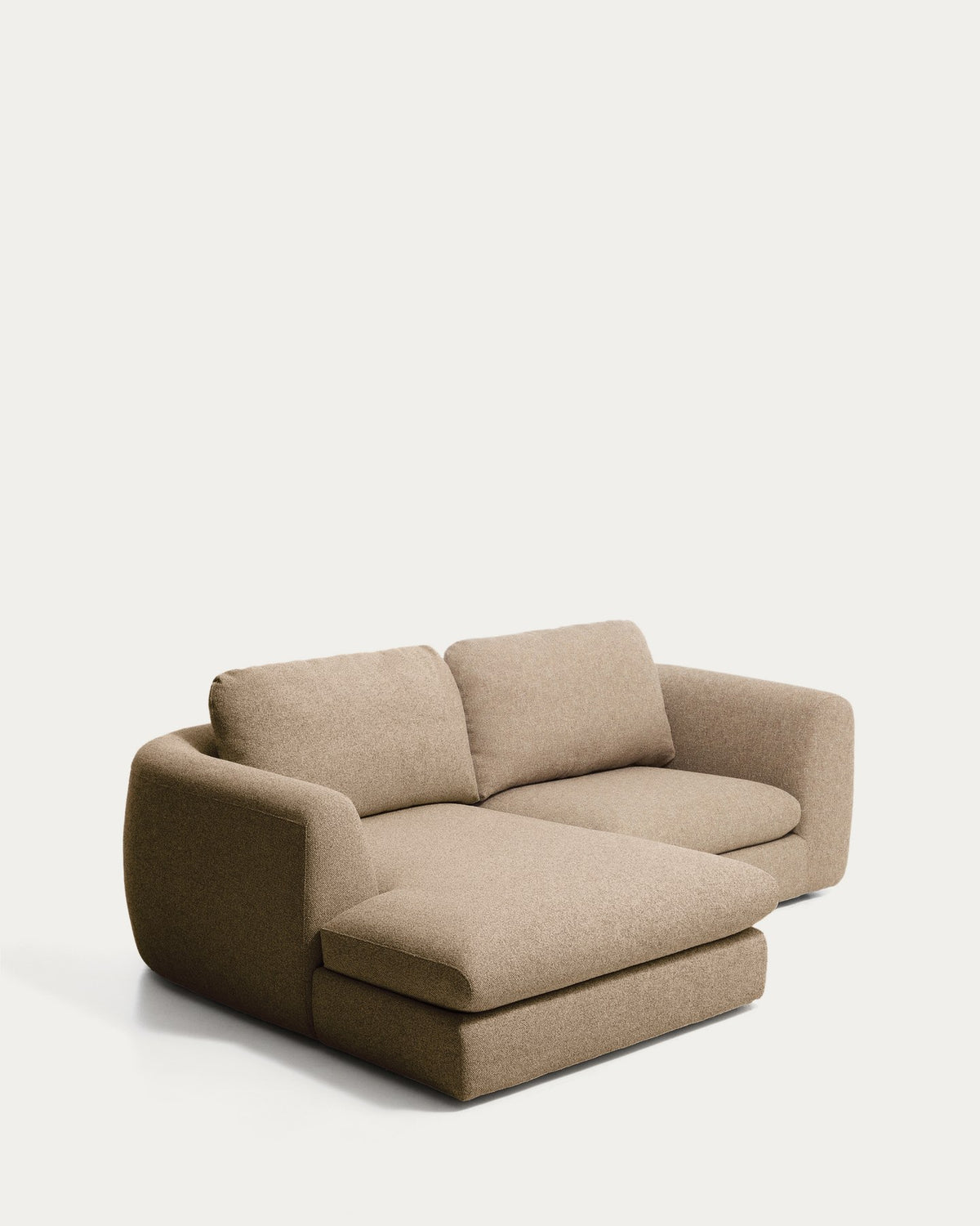 Hellbraunes 3-Sitzer Sofa Vera mit Chaiselongue links, gepolstert mit strukturiertem Stoff, abgerundeten Armlehnen und niedrigem Gestell.